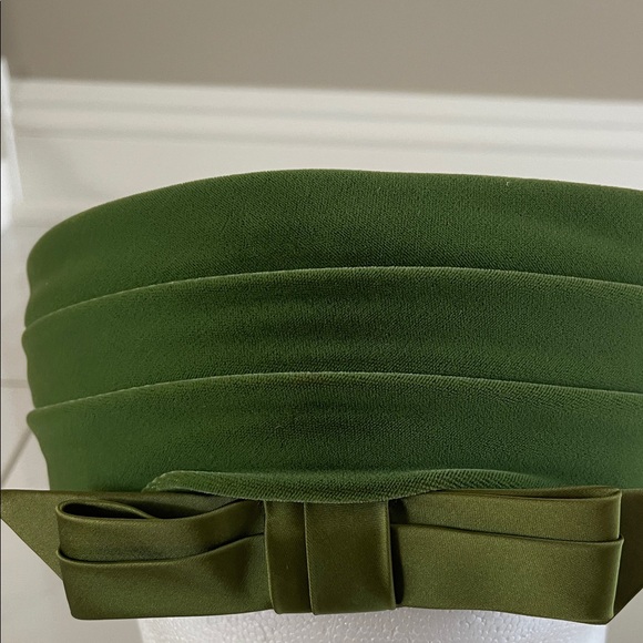 Elegant Vintage Velvet Green Pillbox Hat with Bow Detail - Picture 4 of 9